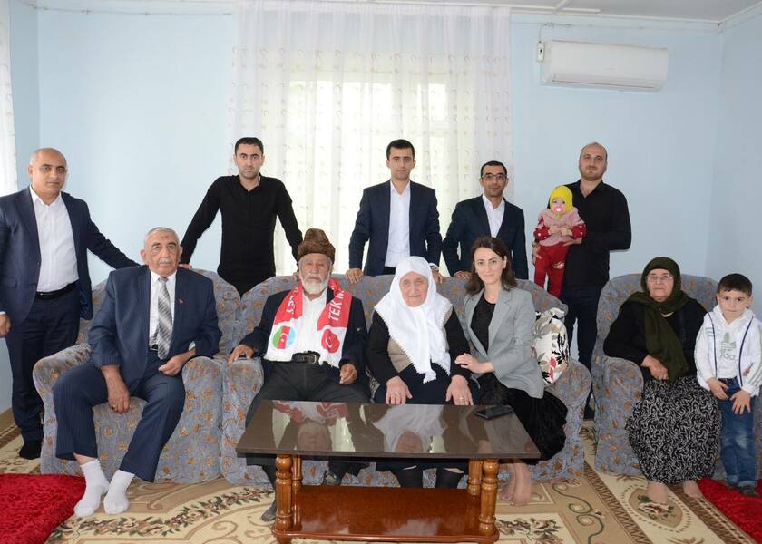 Saatlı Rayon İcra Hakimiyyətinin kollektivi rayonun uzunömürlü ailələrini ziyarət ediblər