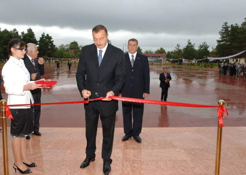 Prezident İlham Əliyev Saatlı rayonunda Heydər Əliyev Muzeyinin açılışında iştirak etmişdir