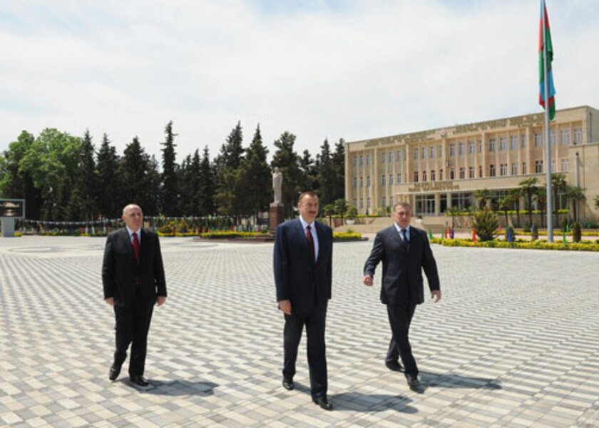 Prezident İlham Əliyev Saatlı şəhərində ümummilli lider Heydər Əliyevin abidəsini ziyarət etmişdir