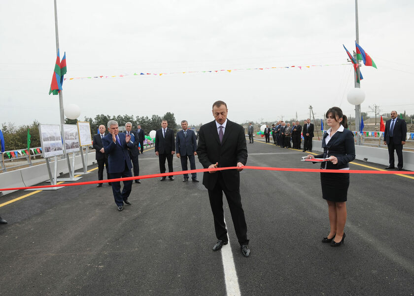 Prezident İlham Əliyev Saatlı-Musalı-Məzrəli avtomobil yolunun Araz çayı üzərindəki körpüsünün yenidənqurmadan sonra açılışında iştirak etmişdir